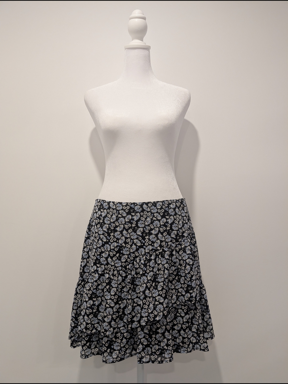 Dynamite Black & Blue Floral Tiered Ruffled Mini Skirt